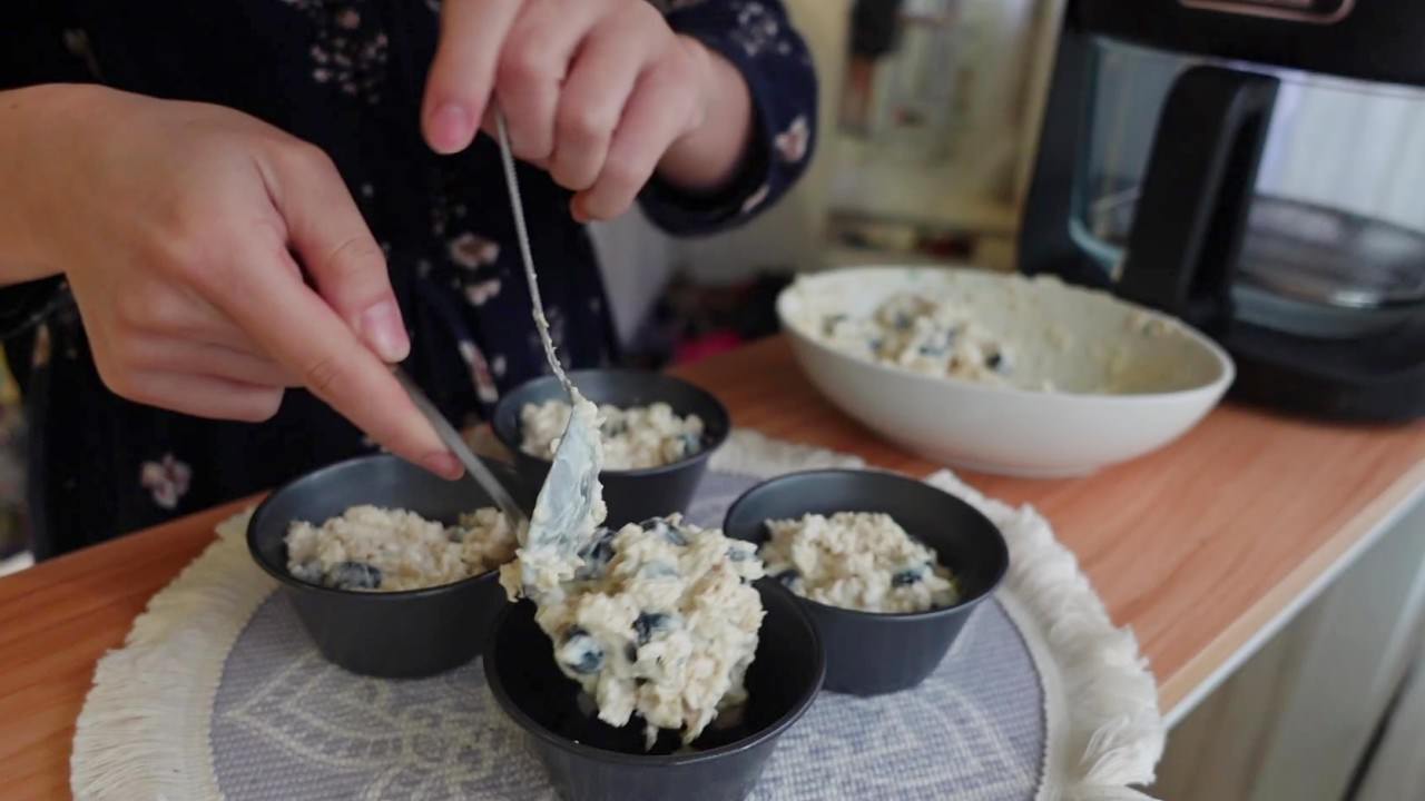 藍莓燕麥蛋糕食譜：把麵糊平均分進4個模具裡。