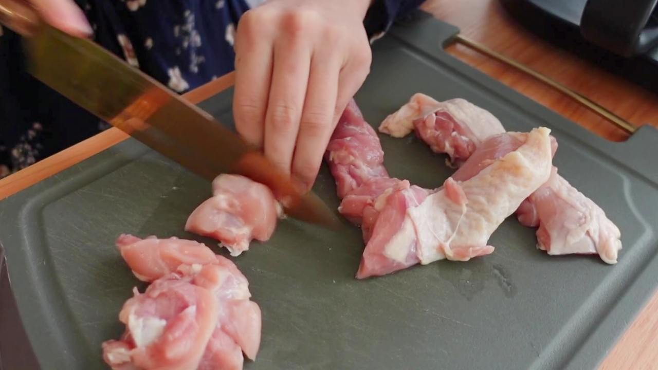 焗烤超拉絲雞肉Pasta的雞肉可以先切除雞皮。