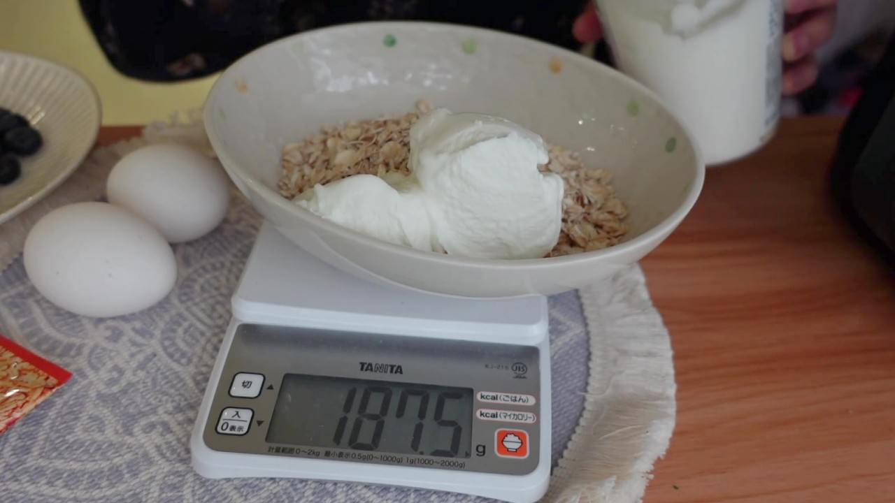 藍莓燕麥蛋糕食譜：把希臘優格加進燕麥。