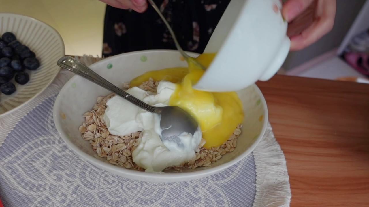藍莓燕麥蛋糕食譜：3種食材攪拌均勻。