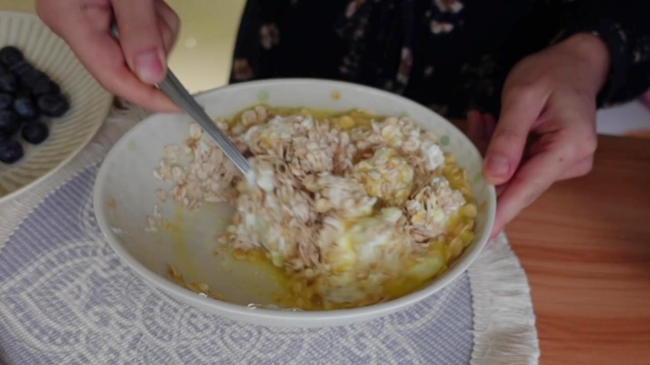 藍莓燕麥蛋糕食譜：燕麥都要沾上優格跟蛋液。