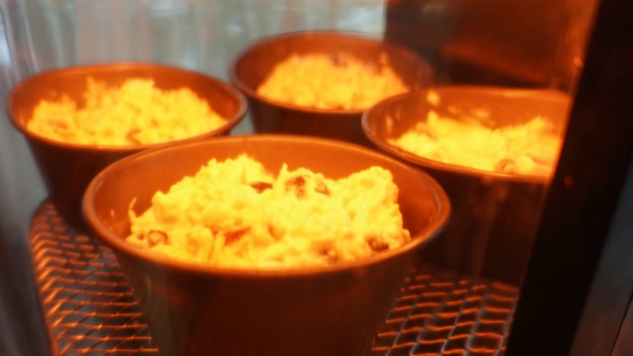 藍莓燕麥蛋糕食譜：放入氣炸鍋。