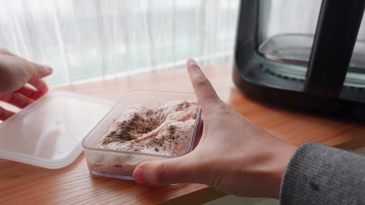 氣炸雞腿拼起司地瓜燒食譜：雞腿排上面加一點胡椒鹽。