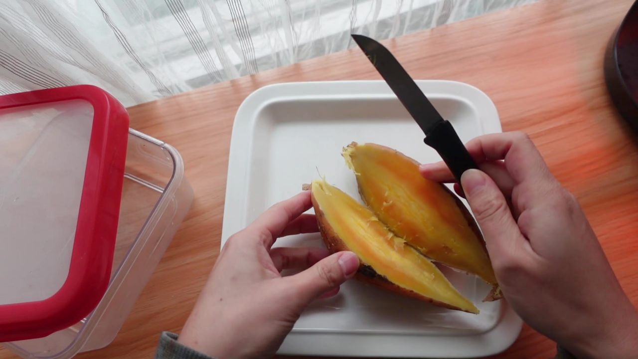 氣炸雞腿拼起司地瓜燒食譜：地瓜切一半。