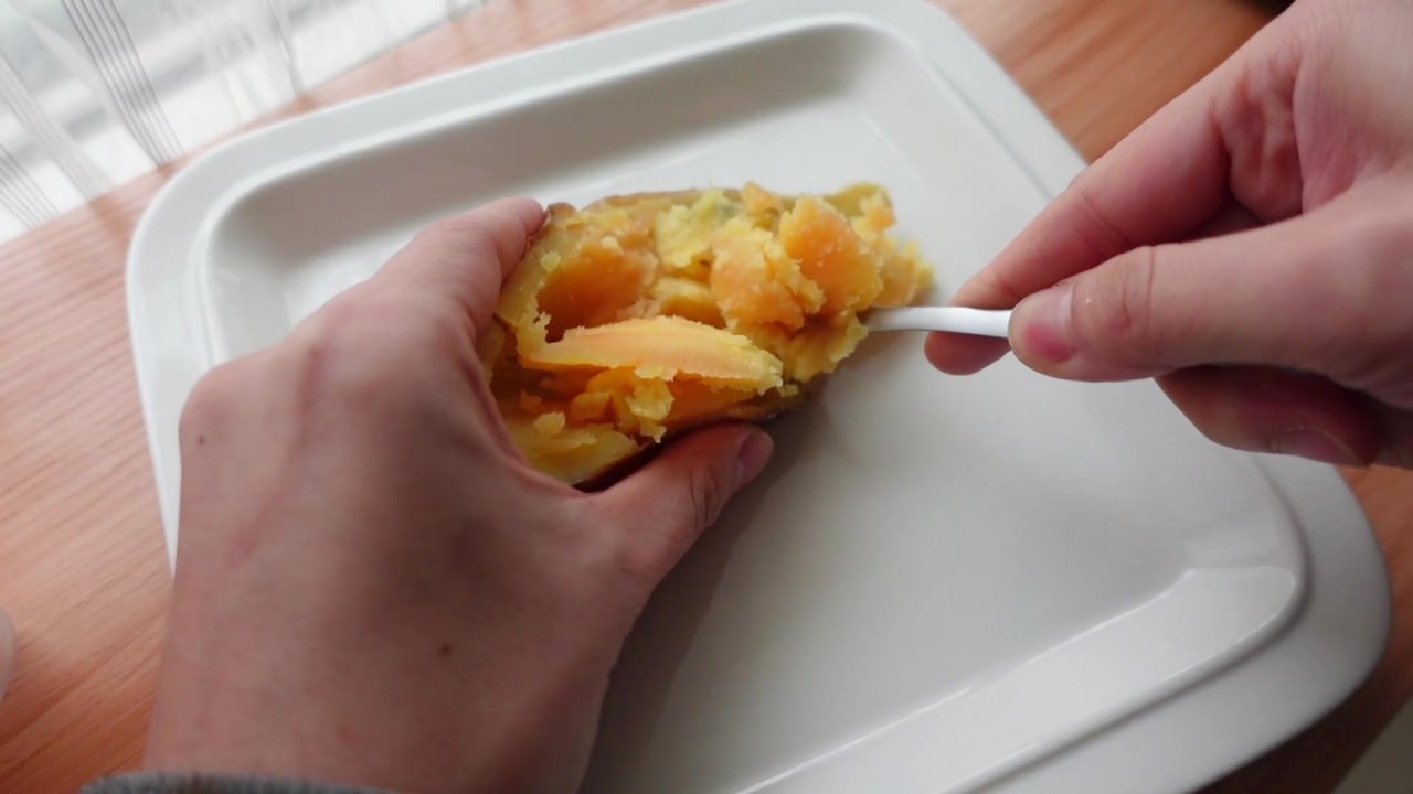 氣炸雞腿拼起司地瓜燒食譜：使用湯匙挖出地瓜肉