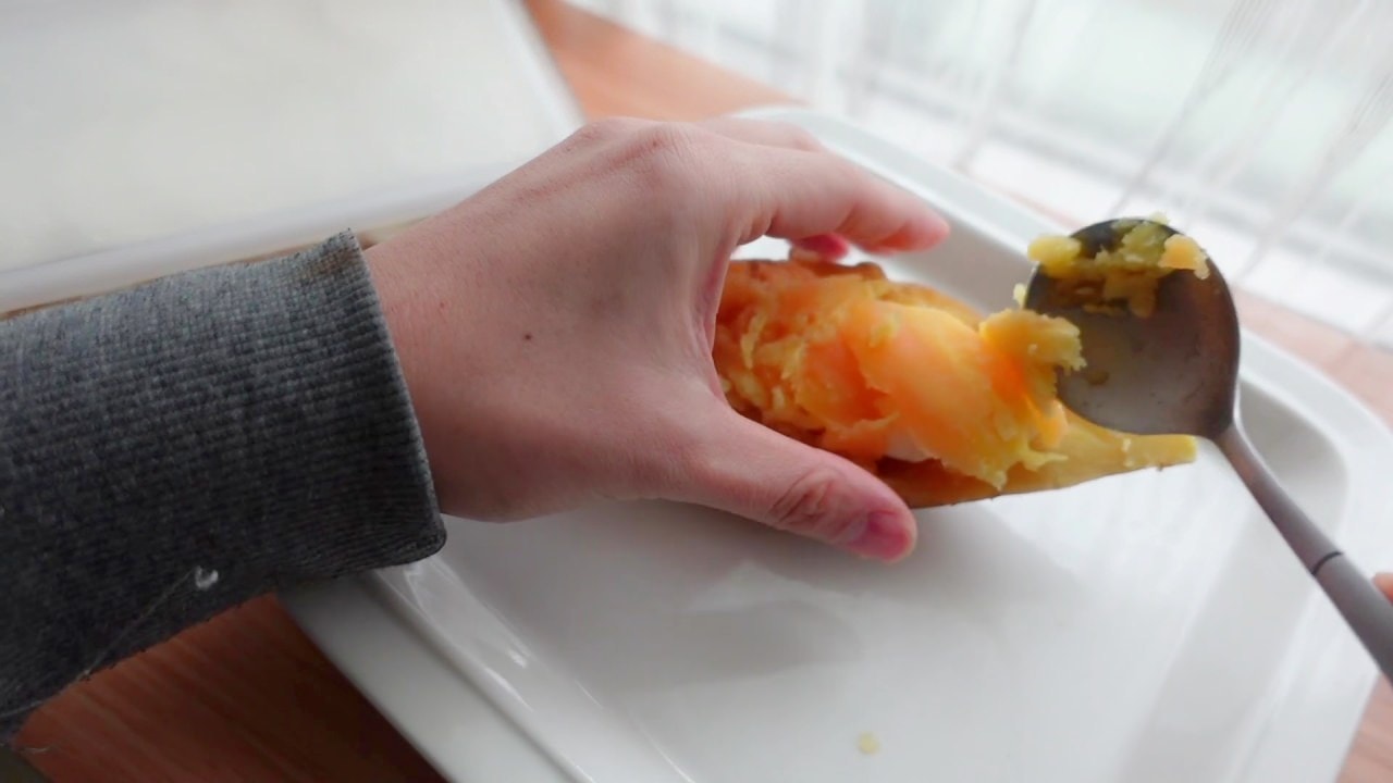 氣炸雞腿拼起司地瓜燒食譜：將挖出的地瓜肉舗回去