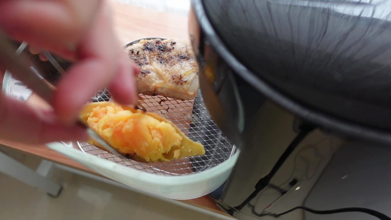 氣炸雞腿拼起司地瓜燒食譜：將加了起司的地瓜跟雞腿再一起氣炸