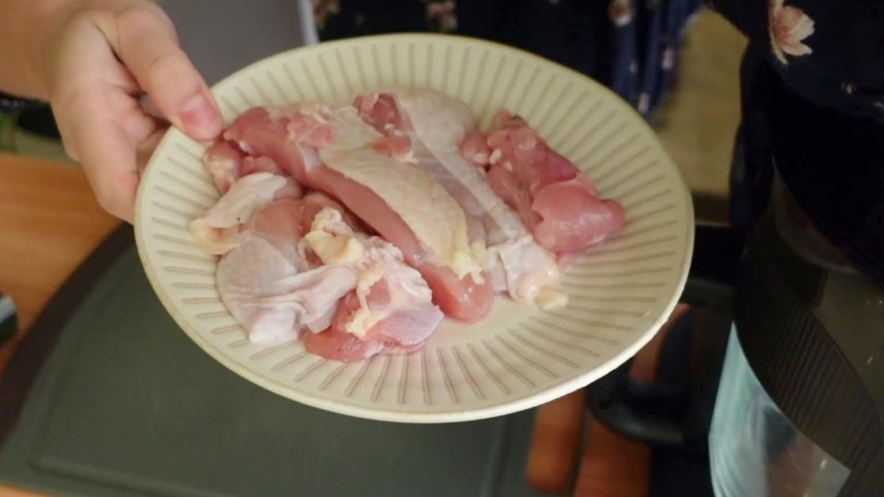 焗烤超拉絲雞肉Pasta食譜：雞腿切片並去皮。
