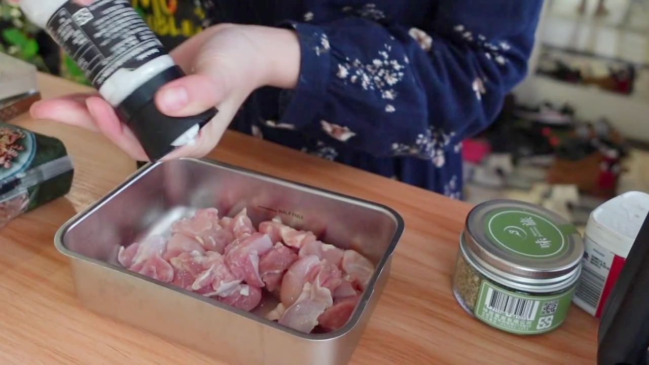 焗烤超拉絲雞肉Pasta食譜：加入鹽巴。