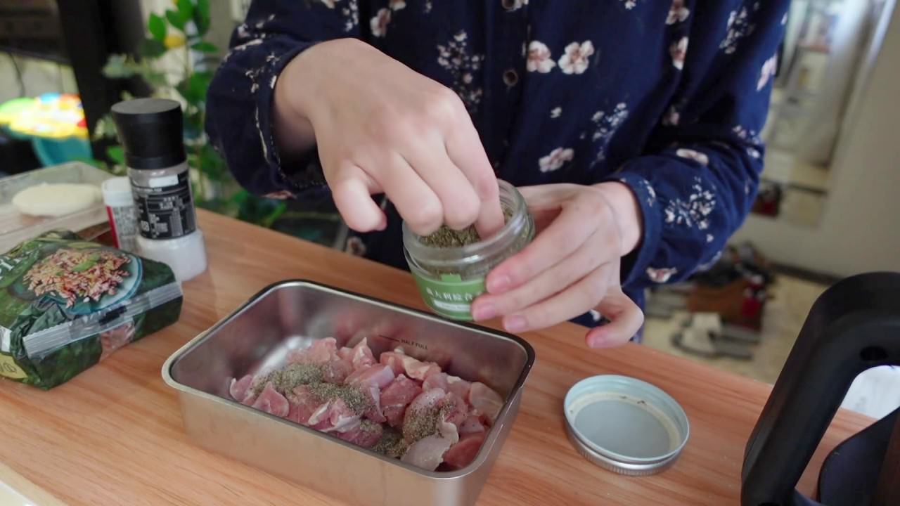 焗烤超拉絲雞肉Pasta食譜：加入義大利綜合香草。