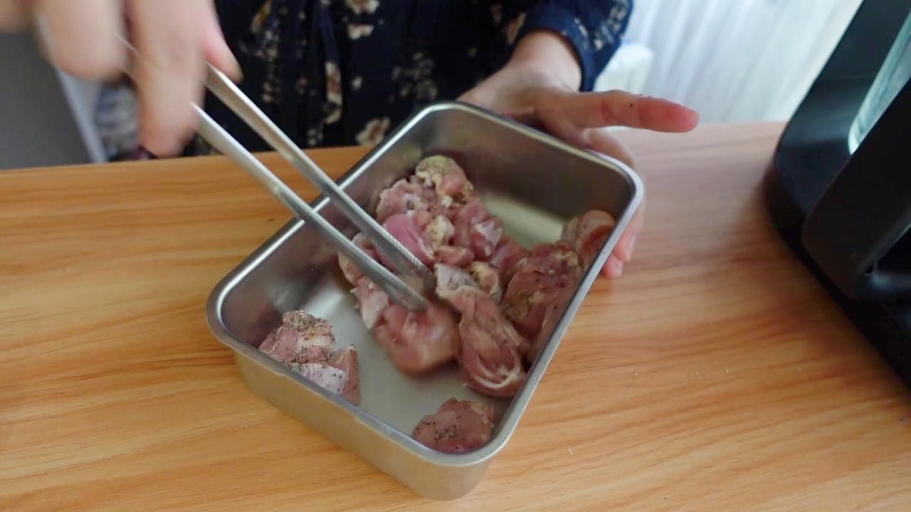 焗烤超拉絲雞肉Pasta食譜：調味料跟雞肉攪拌均勻。