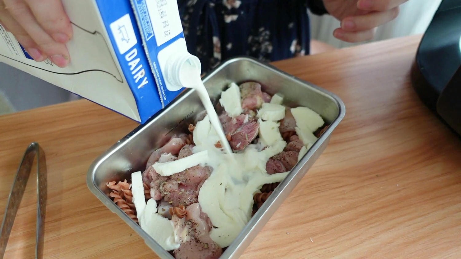 焗烤超拉絲雞肉Pasta食譜：牛奶的量要蓋過義大利麵。