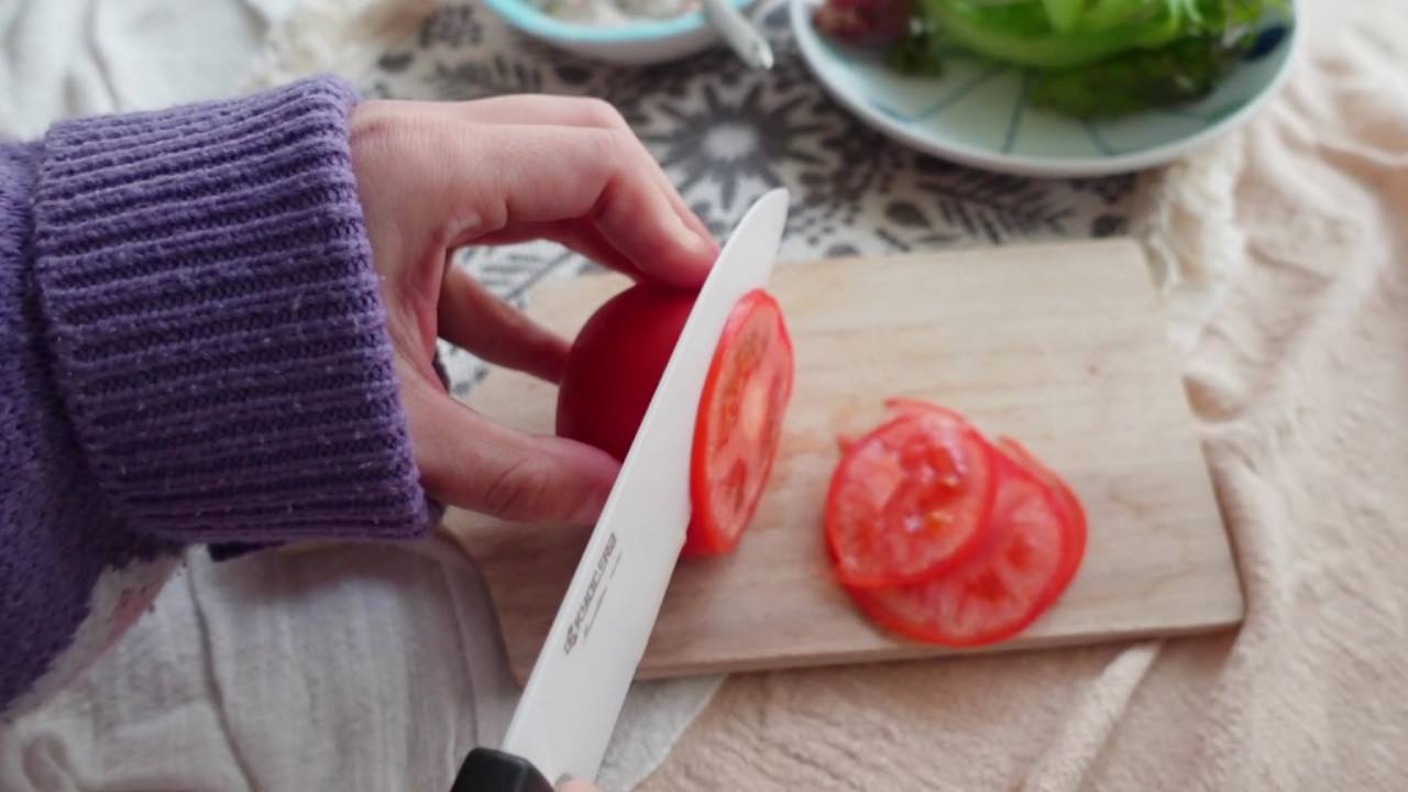 鮪魚優格減醣三明治食譜：把番茄切成薄片。